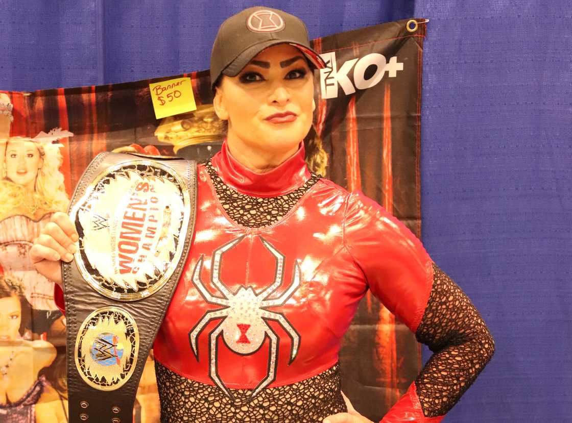 Lisa Marie Varon poses with a winners belt