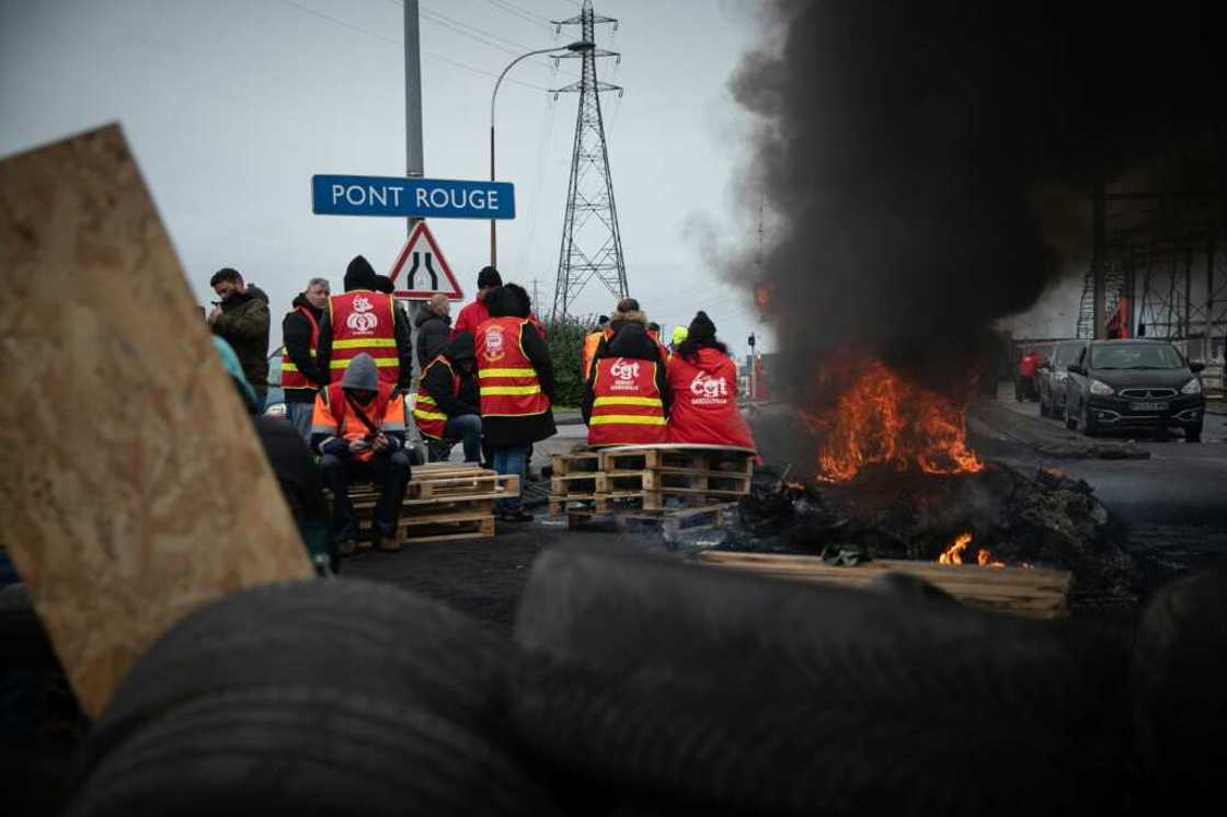 Dockers in Le Havre blocked access to the port Dockers in Le Havre blocked access to the port