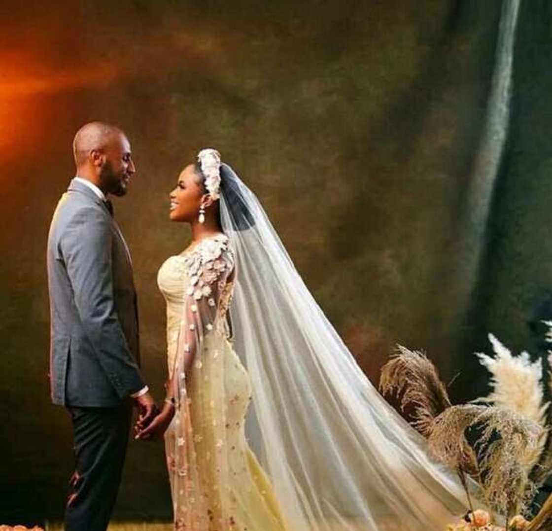 Shehu Yar'adua da amaryarsa Shehu Yar'adua da amaryarsa