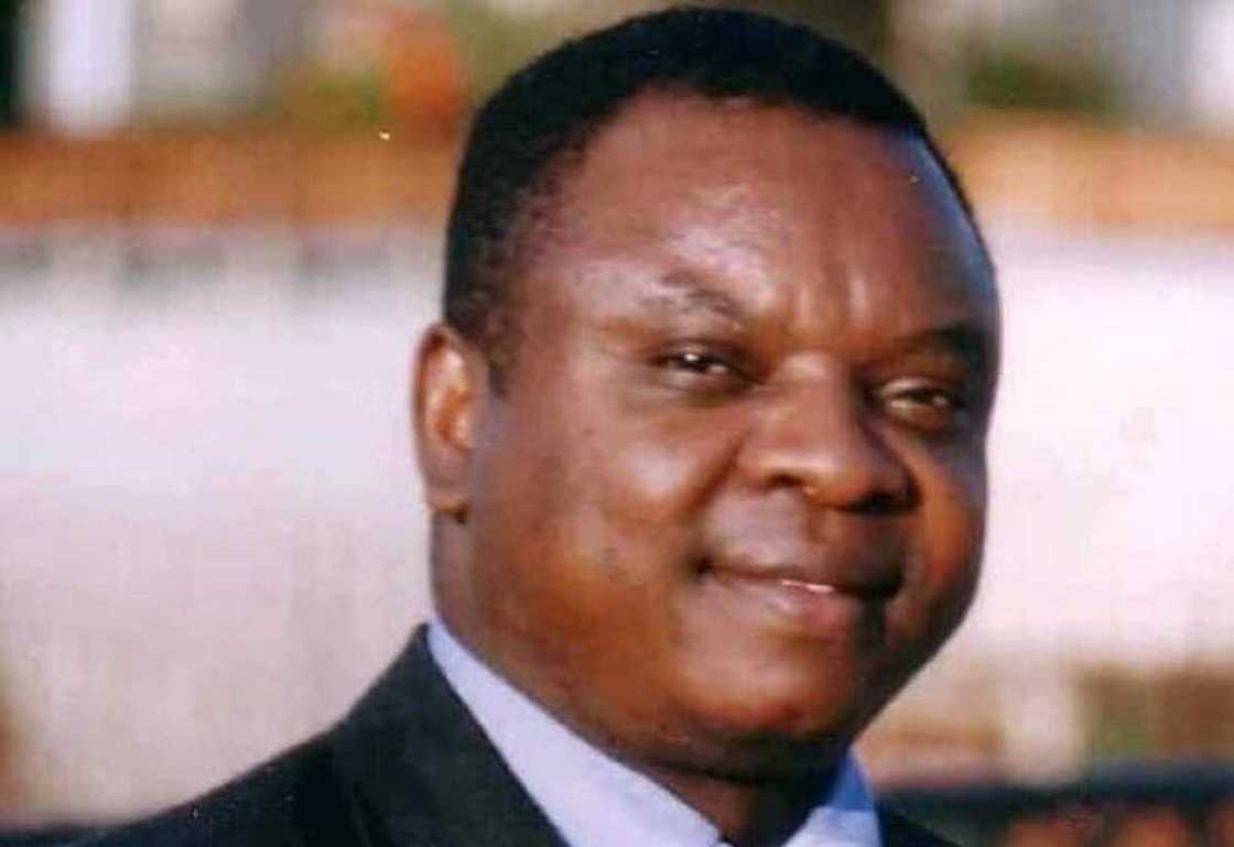 'Yan sanda sun yi ram da farfesa a kan haike wa yarinyar mai gadinsa 'Yan sanda sun yi ram da farfesa a kan haike wa yarinyar mai gadinsa