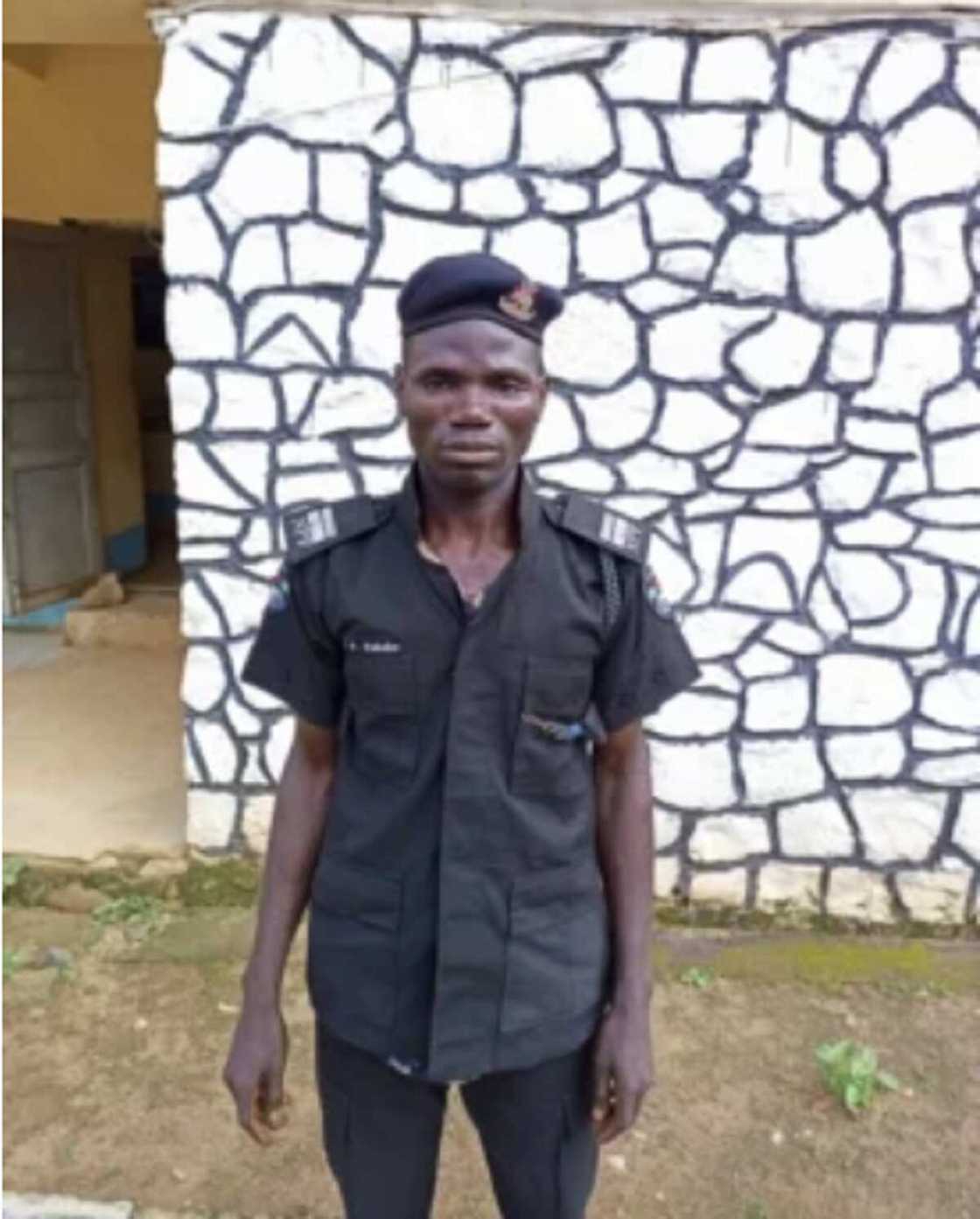 Hotunan muggan bindigu da harsasai da 'yan sanda suka ƙwato daga hannun 'yan bindiga a Kaduna Hotunan muggan bindigu da harsasai da 'yan sanda suka ƙwato daga hannun 'yan bindiga a Kaduna