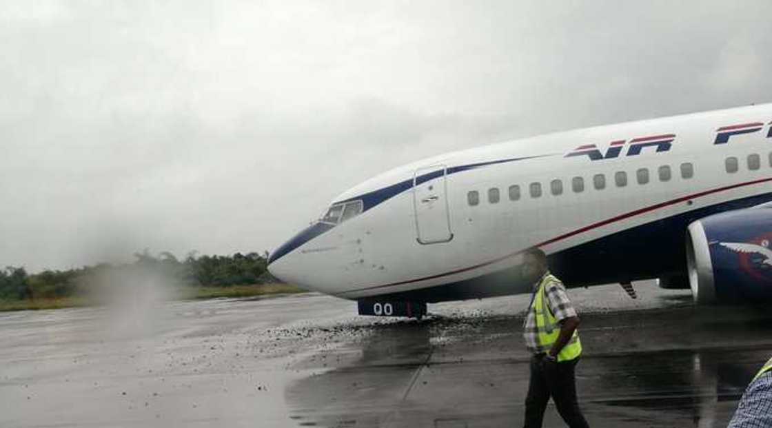 Hoton jirgin Air Peace da tayarsa ta fashe a jihar Legas Hoton jirgin Air Peace da tayarsa ta fashe a jihar Legas