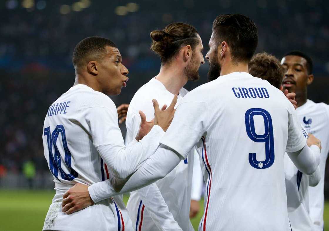 Olivier Giroud avec Kylian Mbappé et leurs coéquipiers.
Photo : Jean Catuffe/Getty Images Olivier Giroud avec Kylian Mbappé et leurs coéquipiers.
Photo : Jean Catuffe/Getty Images
