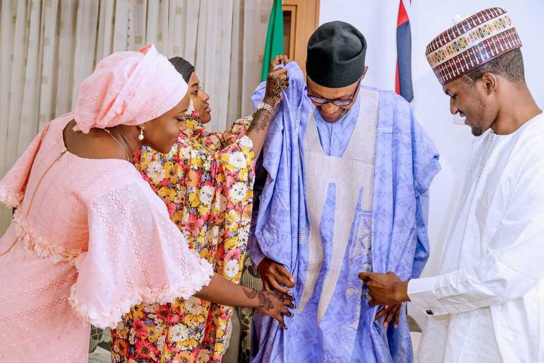 Yayin da Yusuf, Aminatu da kuma Hanan ke kimtsa mahaifinsu wajen karbar bakuncin masu gata a Najeriya Yayin da Yusuf, Aminatu da kuma Hanan ke kimtsa mahaifinsu wajen karbar bakuncin masu gata a Najeriya