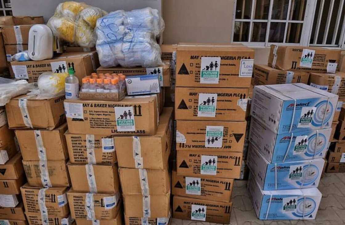 Tallafin annobar covid-19: Aisha Buhari ta aika tireloli 16 makare da magunguna da kayan abinci (Hotuna) Tallafin annobar covid-19: Aisha Buhari ta aika tireloli 16 makare da magunguna da kayan abinci (Hotuna)