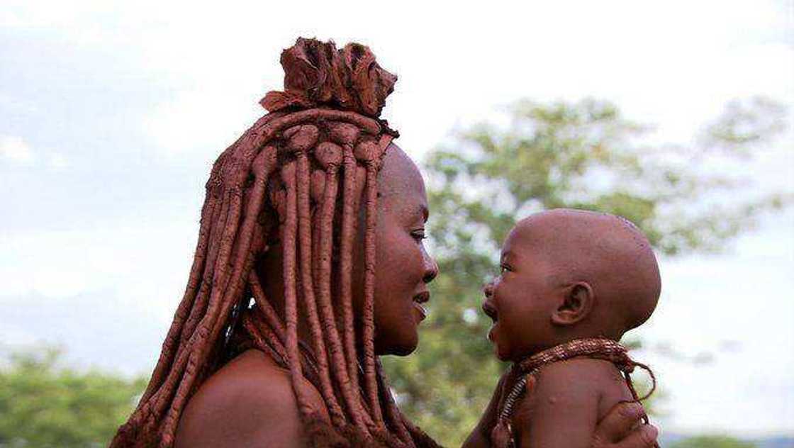Himba: Kabilar da mata basa wanka amma da mace ake karrama bako Himba: Kabilar da mata basa wanka amma da mace ake karrama bako