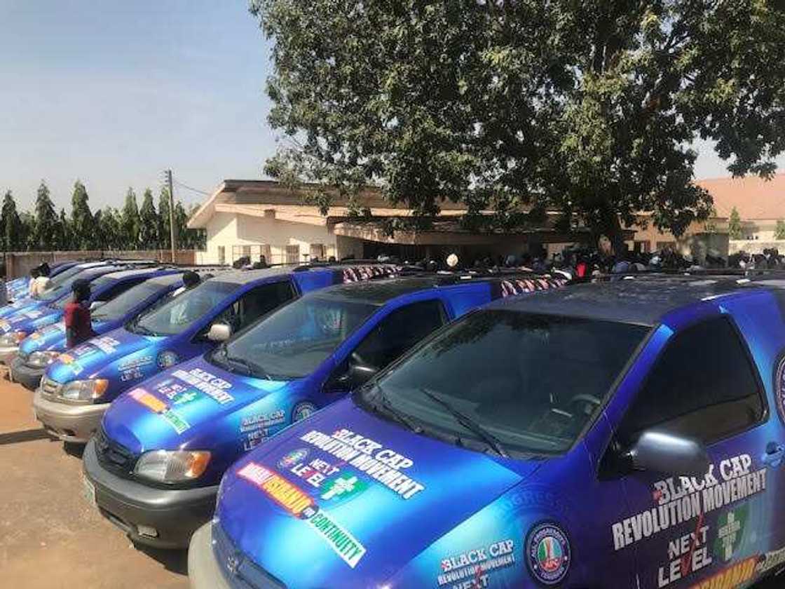 Kowa yabi: Nuhu Ribadu ya bada motoci, ofis domin yakin neman zaben Buhari (Hotuna) Kowa yabi: Nuhu Ribadu ya bada motoci, ofis domin yakin neman zaben Buhari (Hotuna)