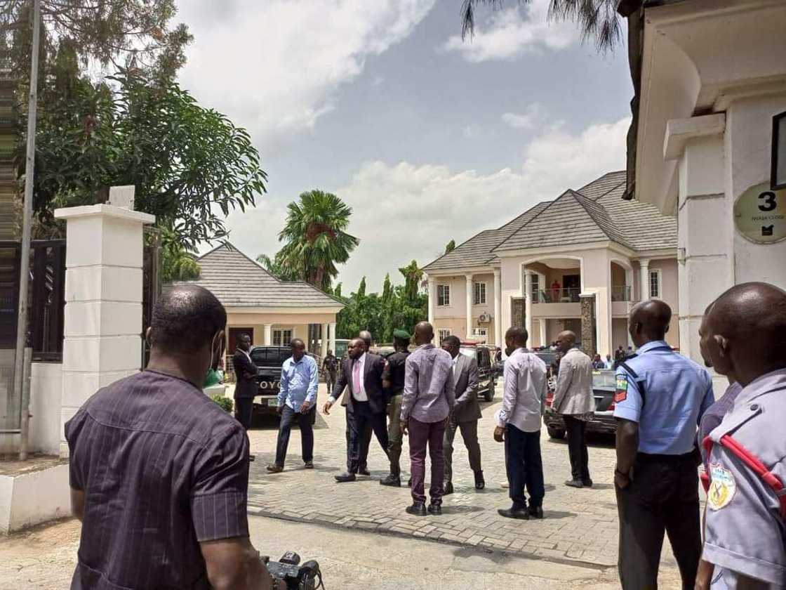 Harabar gidan Okorocha a Abuja. Harabar gidan Okorocha a Abuja.