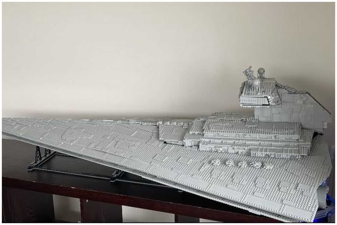 LEGO Star Wars UCS Imperial Star Destroyer LEGO Star Wars UCS Imperial Star Destroyer