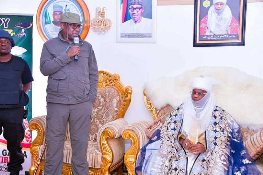 Gwamnan Neja ya dawo gida Najeriya, ya gana da iyayen daliban Tegina da aka sace Gwamnan Neja ya dawo gida Najeriya, ya gana da iyayen daliban Tegina da aka sace