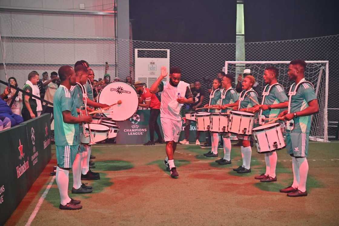 Seedorf, Okocha and Davido Feature in the Heineken Novelty Face-Off Seedorf, Okocha and Davido Feature in the Heineken Novelty Face-Off