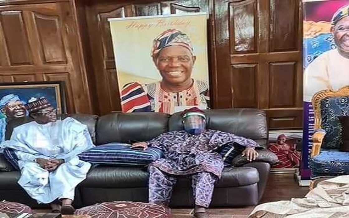 Kwamitin riƙo na APC ta kai wa Akande ziyara a gidansa Kwamitin riƙo na APC ta kai wa Akande ziyara a gidansa