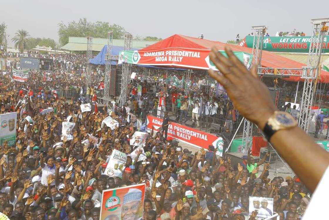 Tururuwar al'umma yayin rufe taron yakin zaben Atiku a jihar Adamawa Tururuwar al'umma yayin rufe taron yakin zaben Atiku a jihar Adamawa