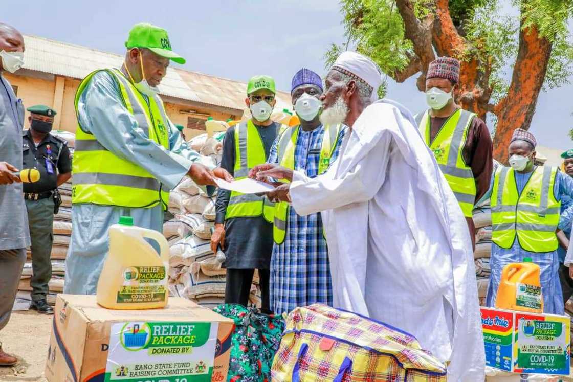 Kano: Ganduje ya kaddamar da rabon tallafin abinci ga mabukata (Hotuna)