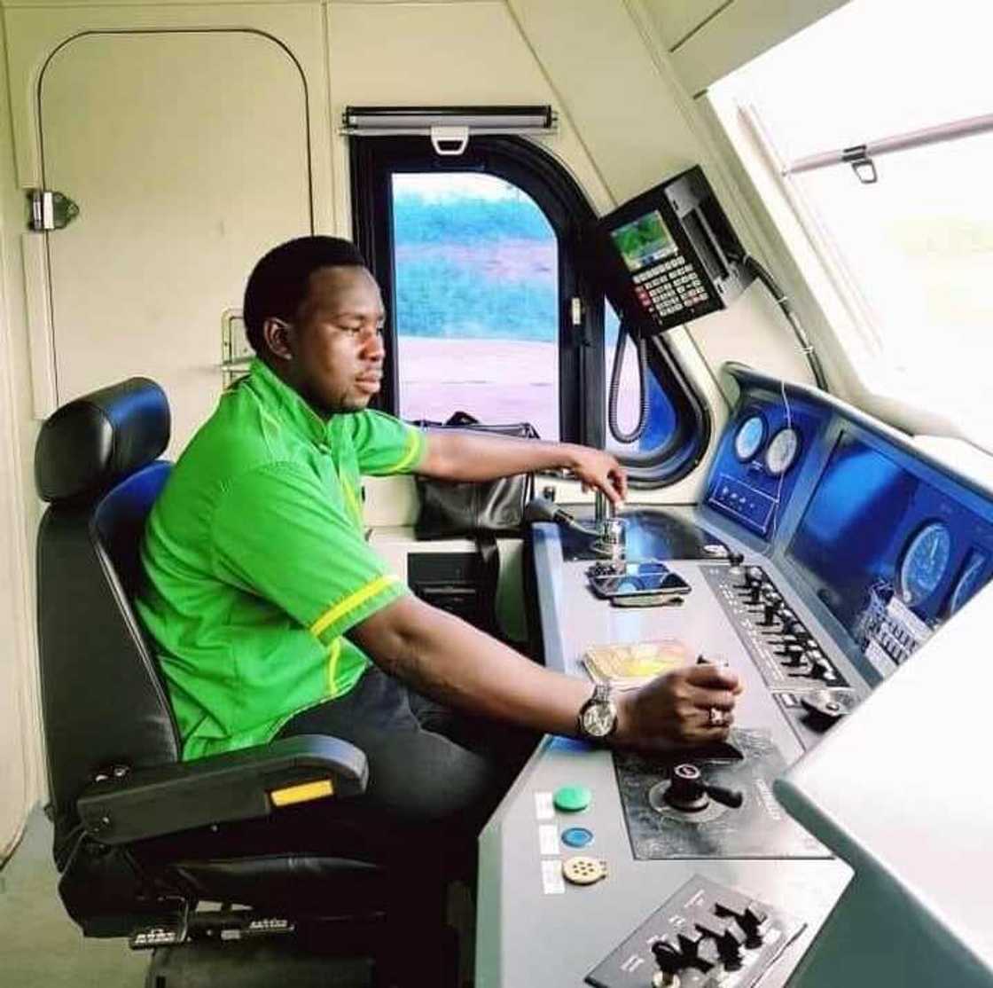 Jarumin matukin jirgin kasa, Ziya’u Yusuf, da ya tuka fasinjoji lokacin yan bindiga suka kai hari Jarumin matukin jirgin kasa, Ziya’u Yusuf, da ya tuka fasinjoji lokacin yan bindiga suka kai hari