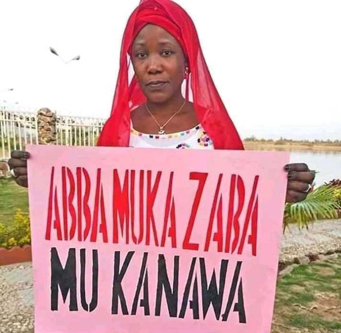 Mawakin Abba Gida-Gida ya jagoranci mawaka da 'yan fim yin zanga-zanga a Kano, hotuna Mawakin Abba Gida-Gida ya jagoranci mawaka da 'yan fim yin zanga-zanga a Kano, hotuna