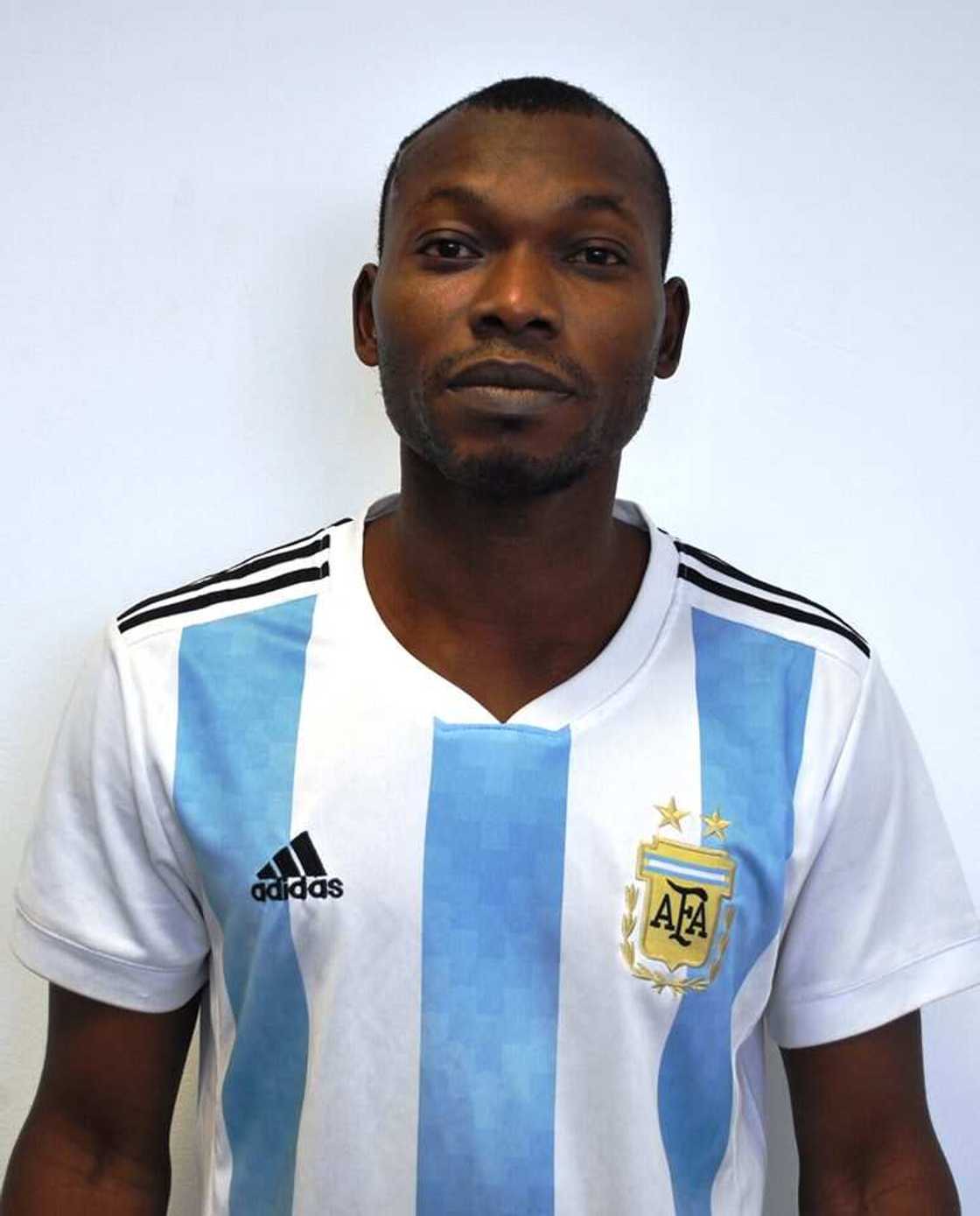 Hukumar EFCC ta kama manyan yan damfara ta intanet 9 a Abuja (hotuna) Hukumar EFCC ta kama manyan yan damfara ta intanet 9 a Abuja (hotuna)