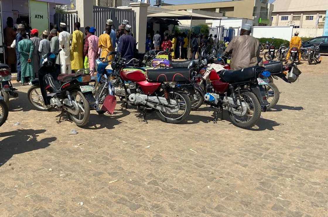 Mutane a gaban ATM a Dutse Mutane a gaban ATM a Dutse