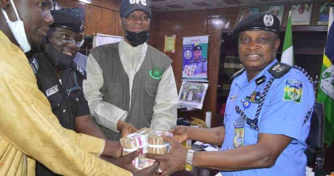 Rundunar yan sanda ta karrama jami'anta kan kin amsar cin hancin N1m Rundunar yan sanda ta karrama jami'anta kan kin amsar cin hancin N1m