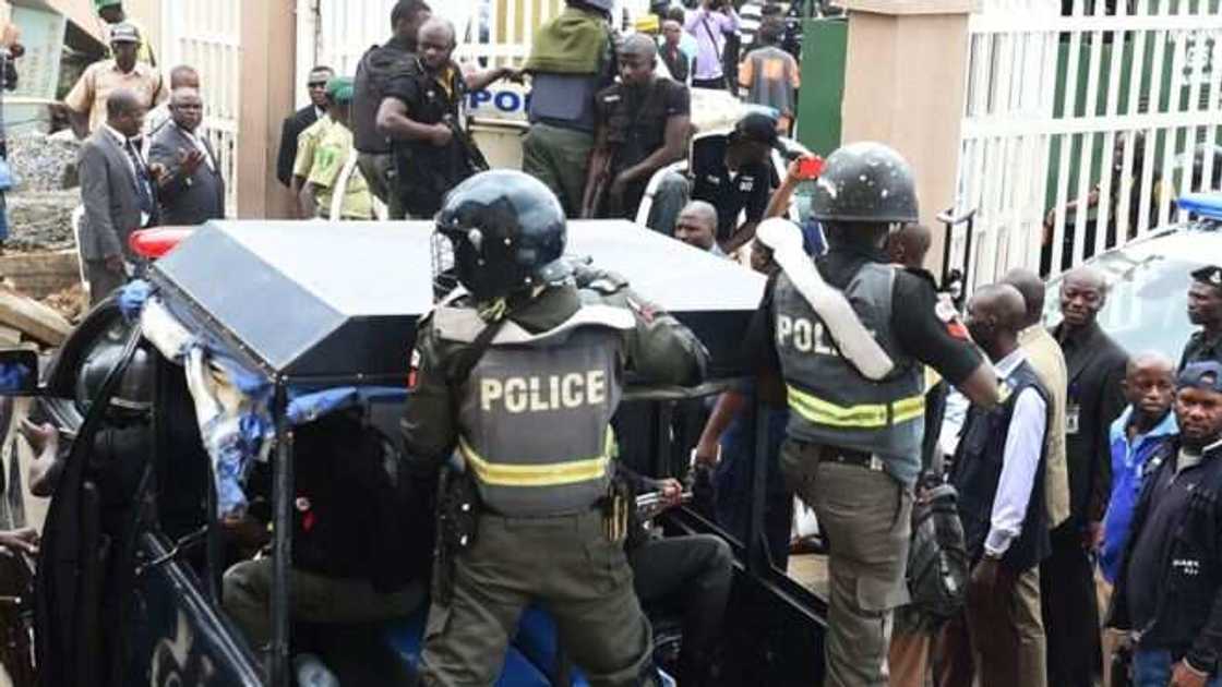 'Yan sanda sun kama mutumin da ya yiwa abokanan sa ihun kidinafas a Kaduna 'Yan sanda sun kama mutumin da ya yiwa abokanan sa ihun kidinafas a Kaduna