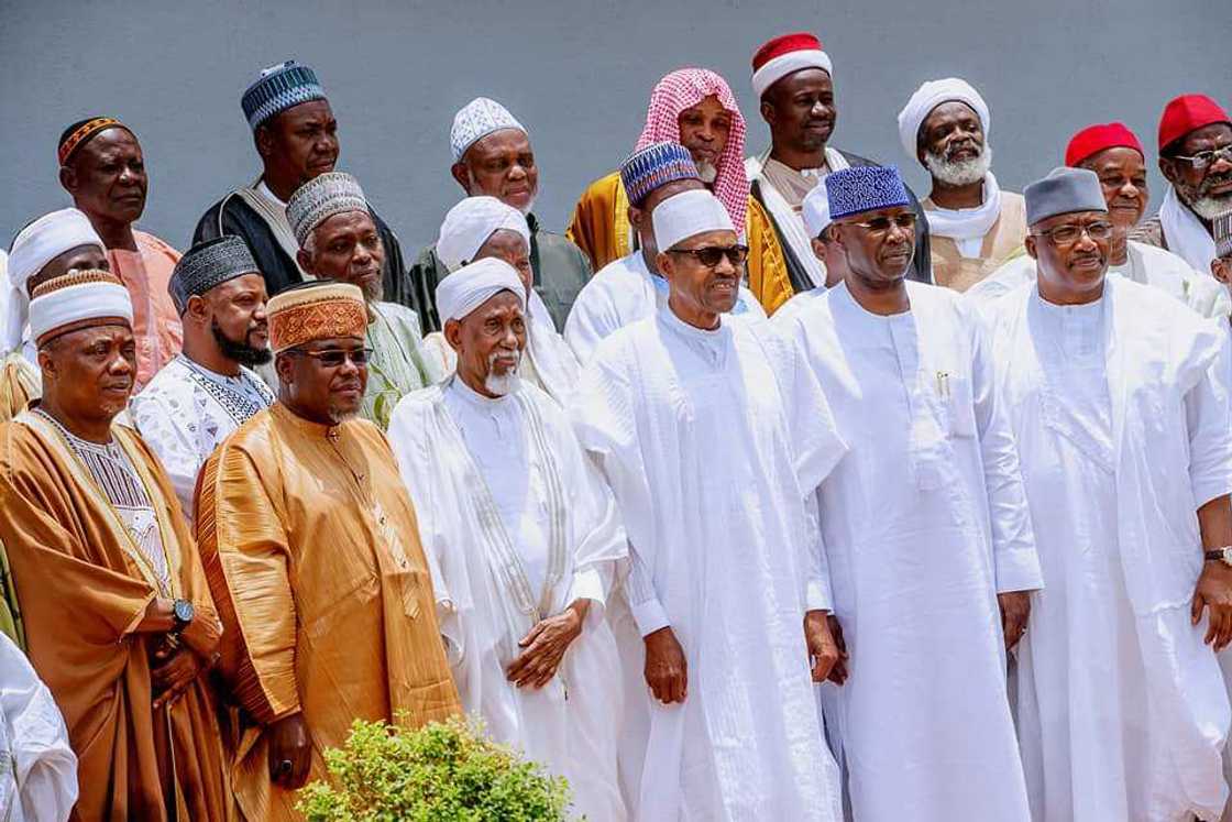 Manyan limamai da malaman addini sun ziyari shugaba Buhari (Hotuna) Manyan limamai da malaman addini sun ziyari shugaba Buhari (Hotuna)