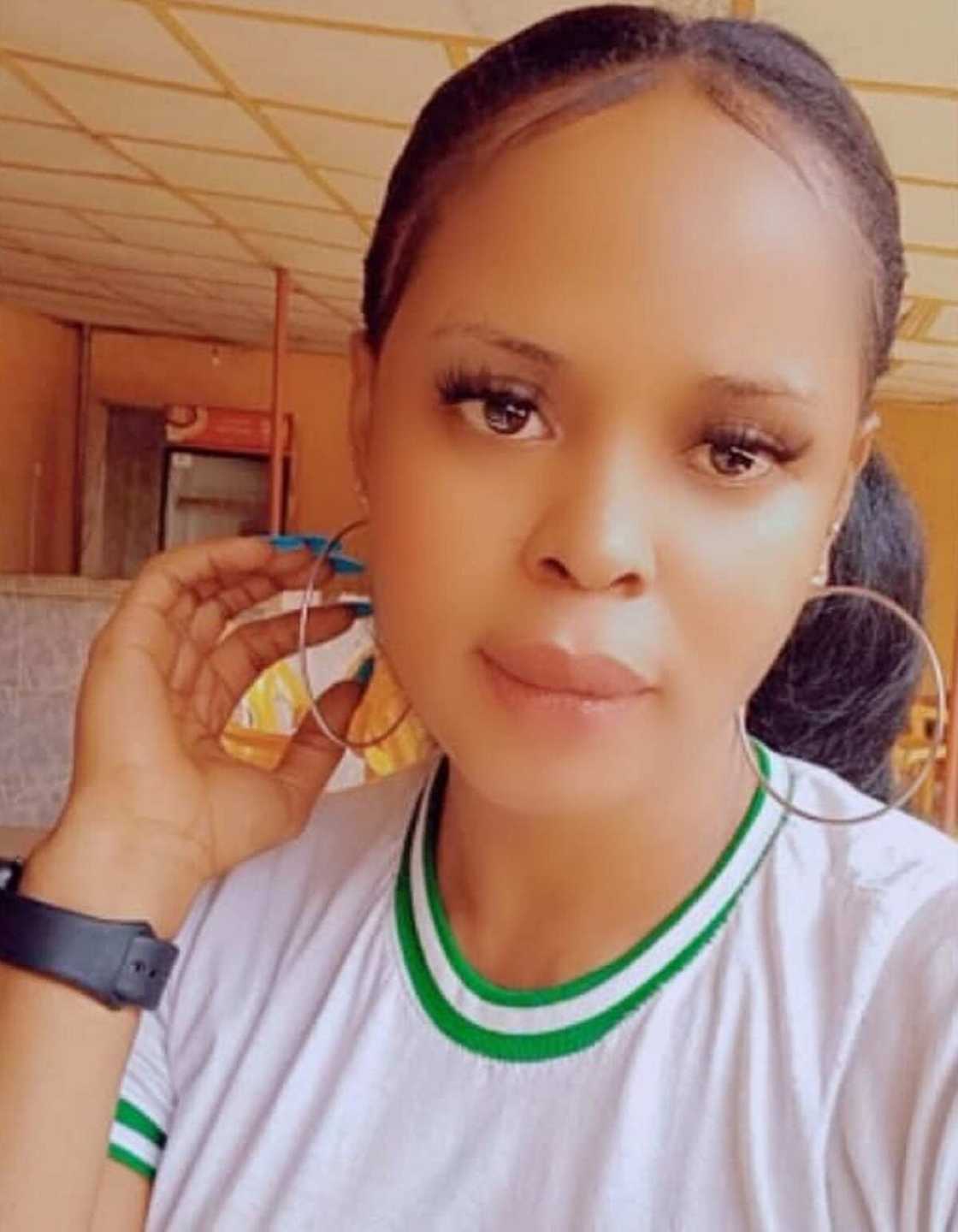 'Yar bautar kasa ta sha duka, an yi mata tumbur bayan kashe saurayin da ta kwana da shi (Hotuna) 'Yar bautar kasa ta sha duka, an yi mata tumbur bayan kashe saurayin da ta kwana da shi (Hotuna)