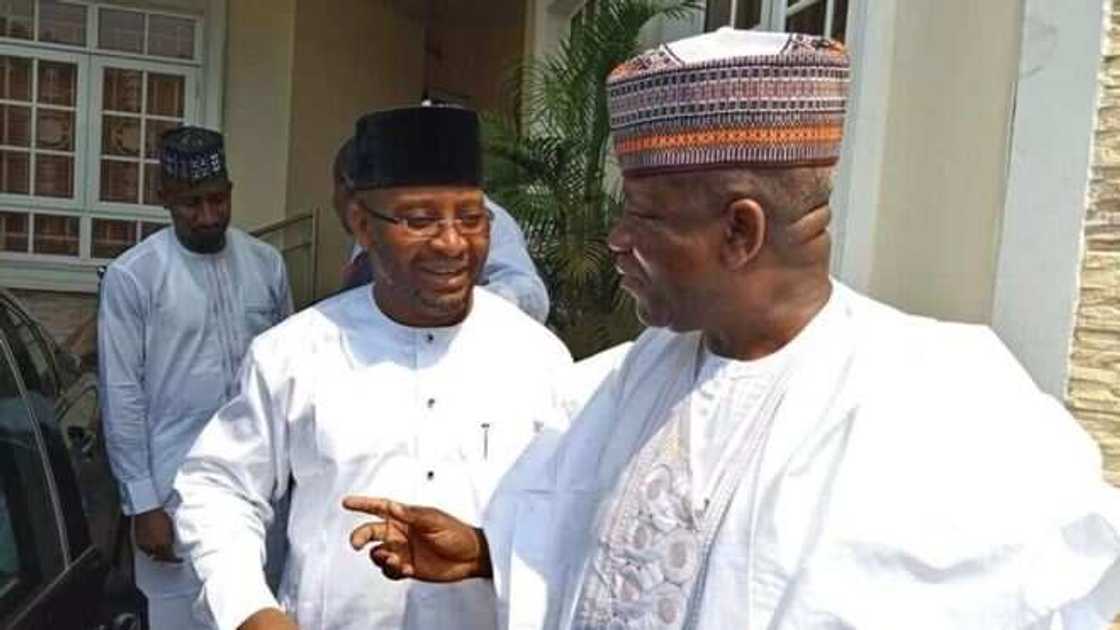 Hukumar zabe ta bayyana sunayen 'yan takarar da suka lashe zabe a jihar Zamfara Hukumar zabe ta bayyana sunayen 'yan takarar da suka lashe zabe a jihar Zamfara