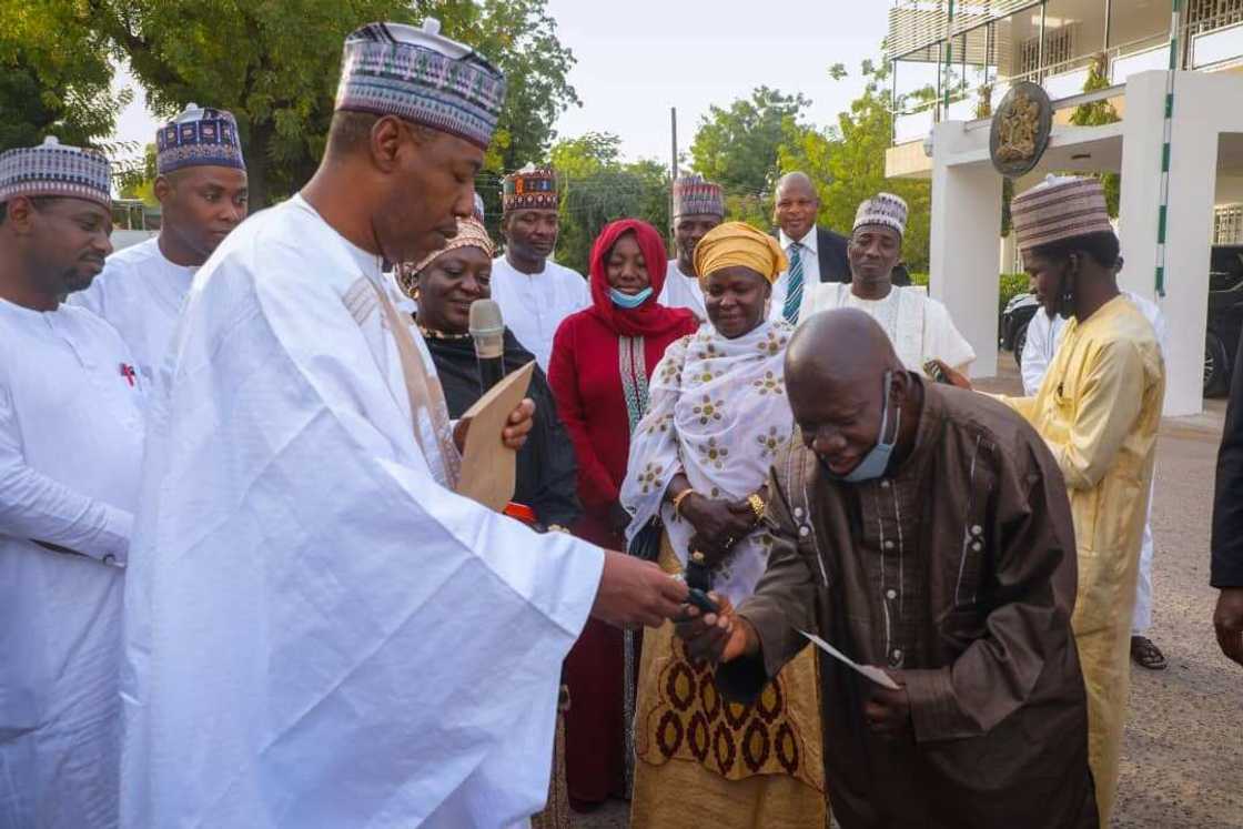 Zulum ya baiwa Likitan da cigaba da aiki a asibitin Munguno duk da yayi ritaya kyautan sabuwar Mota