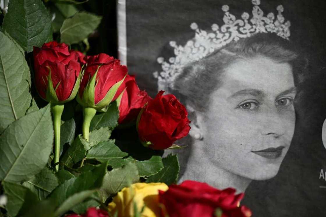 Flowers laid by well-wishers outside Holyroodhouse Palace in Edinburgh, where the queen's coffin will be taken Flowers laid by well-wishers outside Holyroodhouse Palace in Edinburgh, where the queen's coffin will be taken