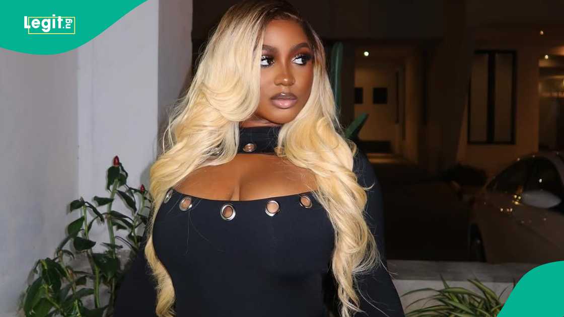 BBNaija star Handi seen dancing amid cheers at Ibadan show. BBNaija star Handi seen dancing amid cheers at Ibadan show.