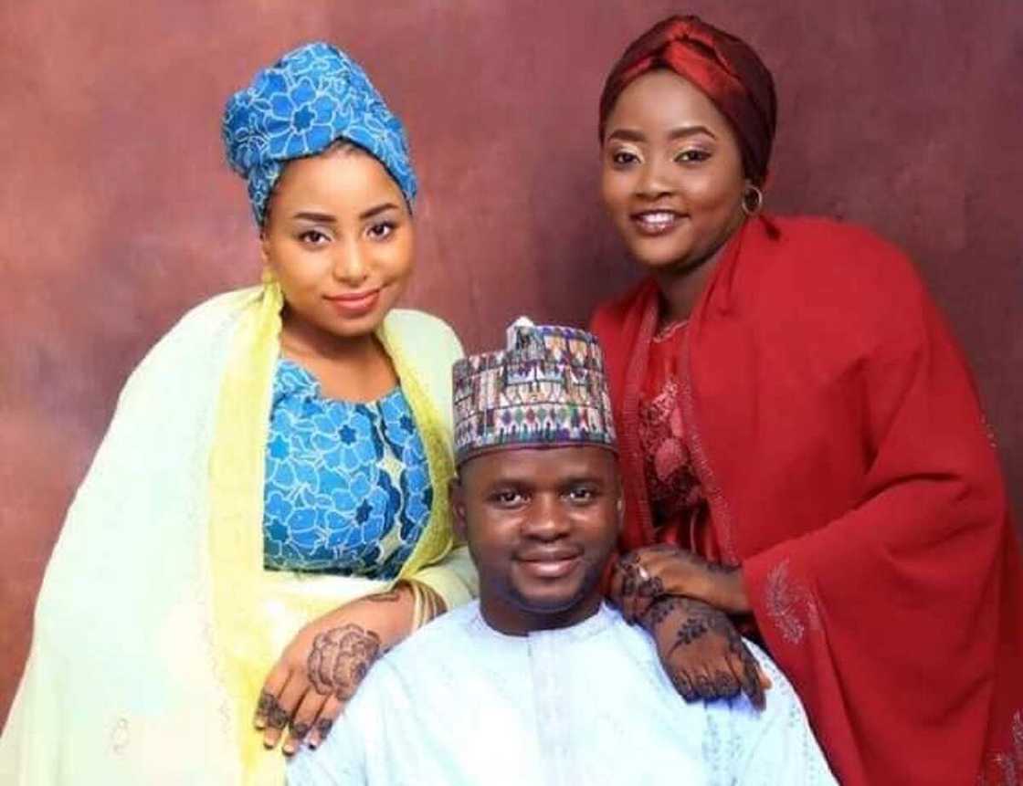 Hotunan kafin aure na matashin da zai yi wuff da kyawawan 'yan mata 2 a rana daya a Abuja Hotunan kafin aure na matashin da zai yi wuff da kyawawan 'yan mata 2 a rana daya a Abuja