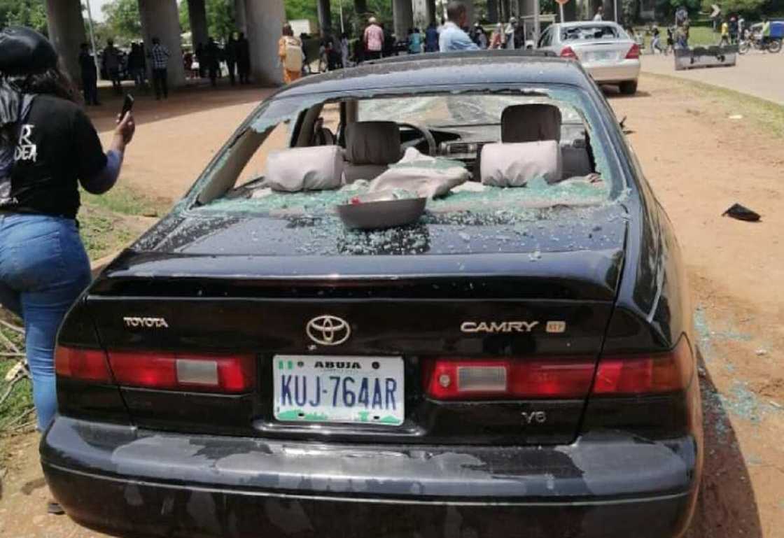 Da duminsa: 'Yan daba dauke da makami sun kai wa masu zanga-zanga hari a Abuja Da duminsa: 'Yan daba dauke da makami sun kai wa masu zanga-zanga hari a Abuja