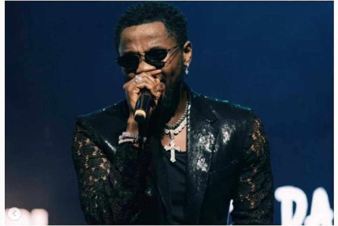 Saboda kusancin mu, mahaifina na fara kira ranar da na rasa budurcina, Mawaƙi Kizz Daniel Saboda kusancin mu, mahaifina na fara kira ranar da na rasa budurcina, Mawaƙi Kizz Daniel