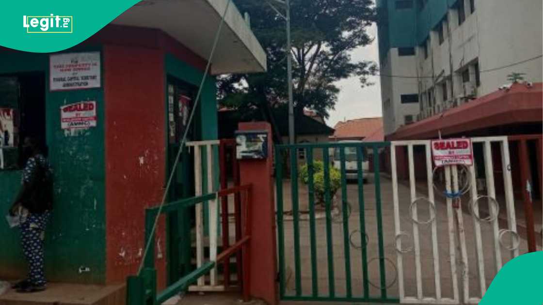 Hukumar FCTA ta ki bude ofishin PDP da ke Abuja duk da Tinubu ya ba da umarnin yin hakan Hukumar FCTA ta ki bude ofishin PDP da ke Abuja duk da Tinubu ya ba da umarnin yin hakan