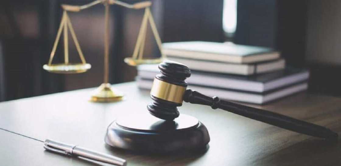 Magidanci ya nemi kotu ta raba auren shekaru 19 saboda matarsa na 'sheƙe aya' da mai maganin gargajiya Magidanci ya nemi kotu ta raba auren shekaru 19 saboda matarsa na 'sheƙe aya' da mai maganin gargajiya