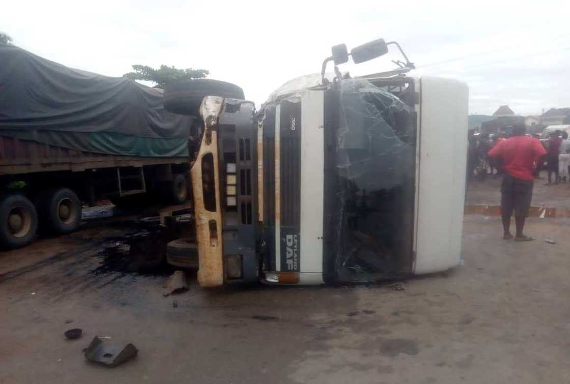 Motoci biyu sun yi hatsari a jihar Anambra. Motoci biyu sun yi hatsari a jihar Anambra.