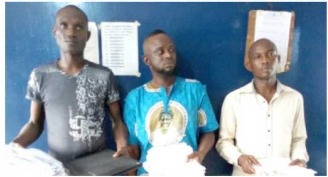 An kama jami’an INEC na bogi su 3 suna diban ma’aikata na wucin-gadi An kama jami’an INEC na bogi su 3 suna diban ma’aikata na wucin-gadi