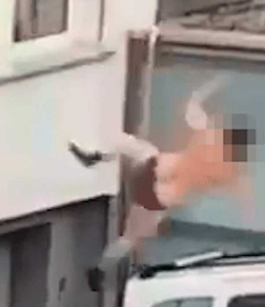 Kwarto ya diro ta 'taga' daga bene hawa biyu yayin da maigida ya dawo (Hotuna) Kwarto ya diro ta 'taga' daga bene hawa biyu yayin da maigida ya dawo (Hotuna)