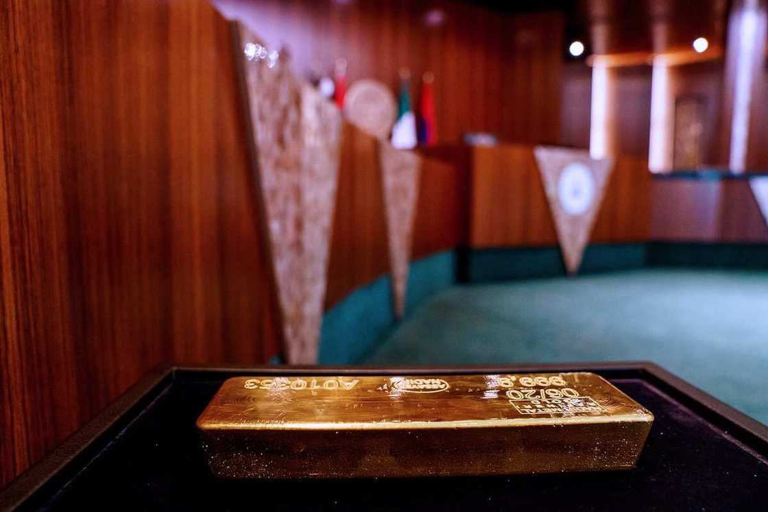 Yanzu: Shugaba Buhari ya kaddamar da cinikayyar gwal, mutane 250,000 zasu samu aiki Yanzu: Shugaba Buhari ya kaddamar da cinikayyar gwal, mutane 250,000 zasu samu aiki