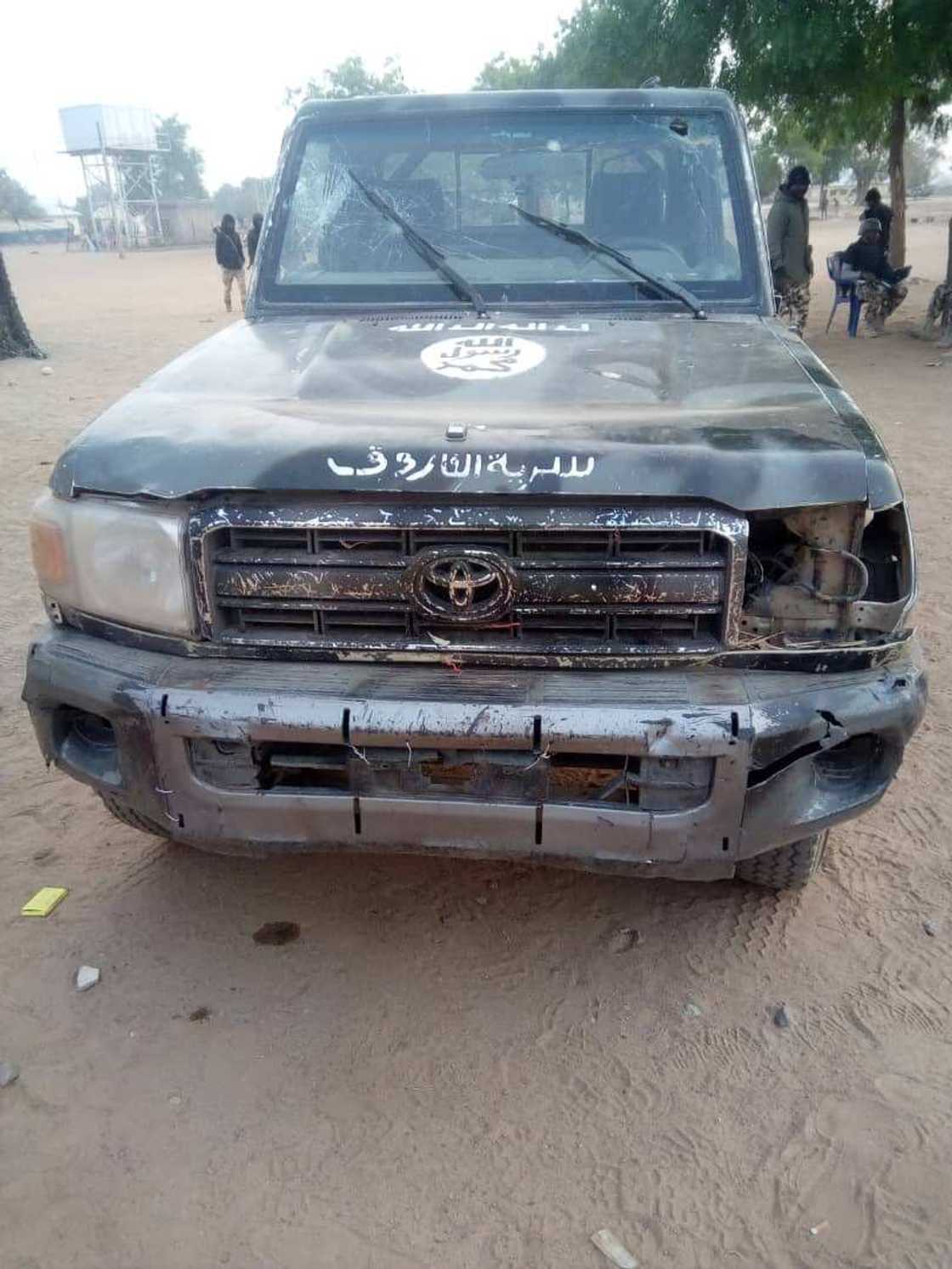 Harin kwanton bauna: Dakarun soji sun kashi mayakan Boko Haram 5, ta kwaci makamai (Hotuna) Harin kwanton bauna: Dakarun soji sun kashi mayakan Boko Haram 5, ta kwaci makamai (Hotuna)