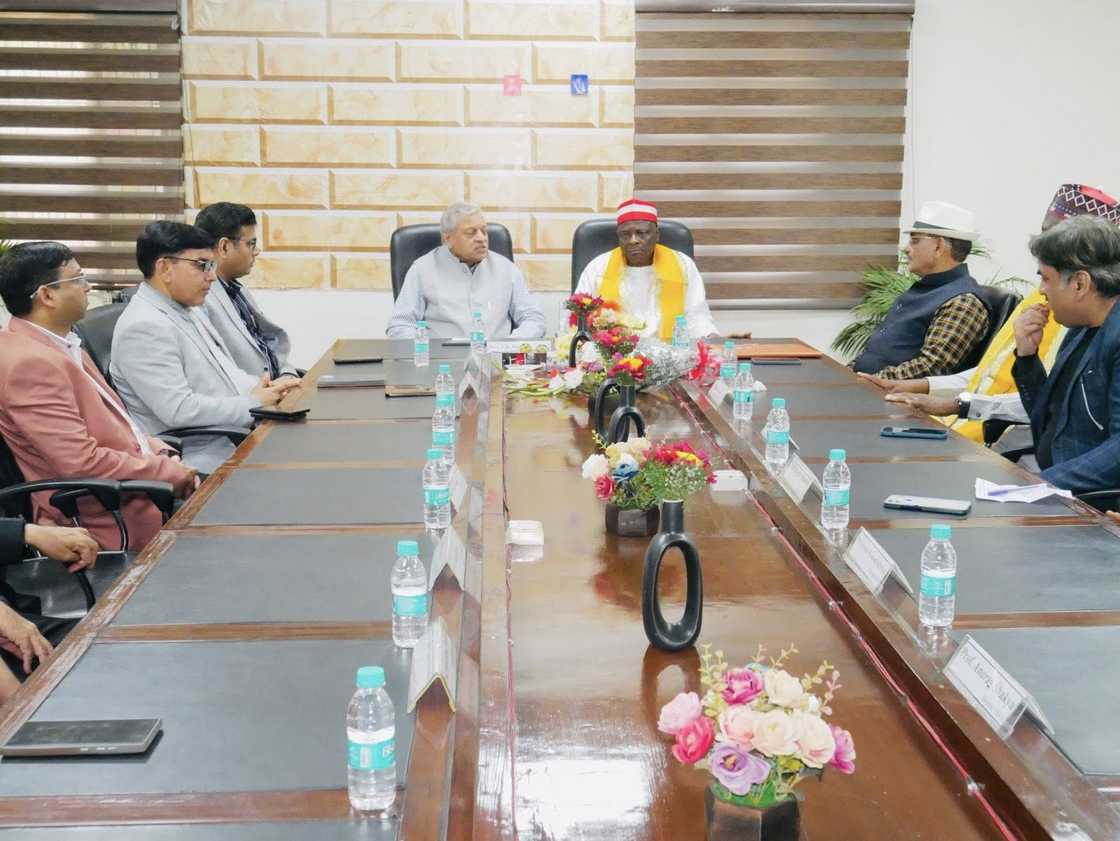 Sanata Rabiu Kwankwaso a jami'ar India Sanata Rabiu Kwankwaso a jami'ar India