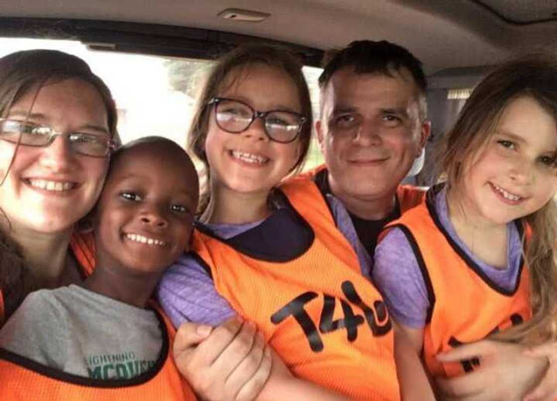 Baturiya ta kai 'ya'yanta kasar Uganda don su ga ainahin abinda ake kira da talauci Baturiya ta kai 'ya'yanta kasar Uganda don su ga ainahin abinda ake kira da talauci