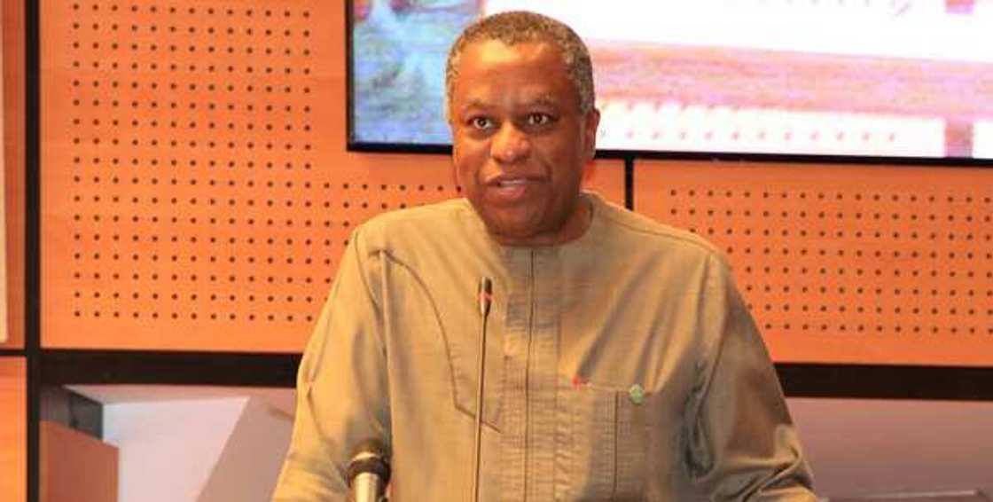 Da duminsa: Wani ministan Buhari ya killace kansa Da duminsa: Wani ministan Buhari ya killace kansa