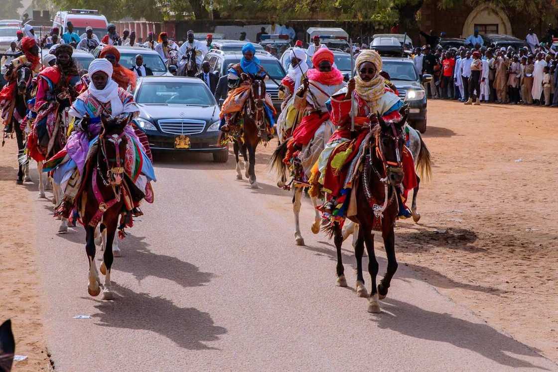 Hotuna da bidiyo: Yadda mutan jihar Taraba da Adamawa suka tarbi shugaba Buhari Hotuna da bidiyo: Yadda mutan jihar Taraba da Adamawa suka tarbi shugaba Buhari