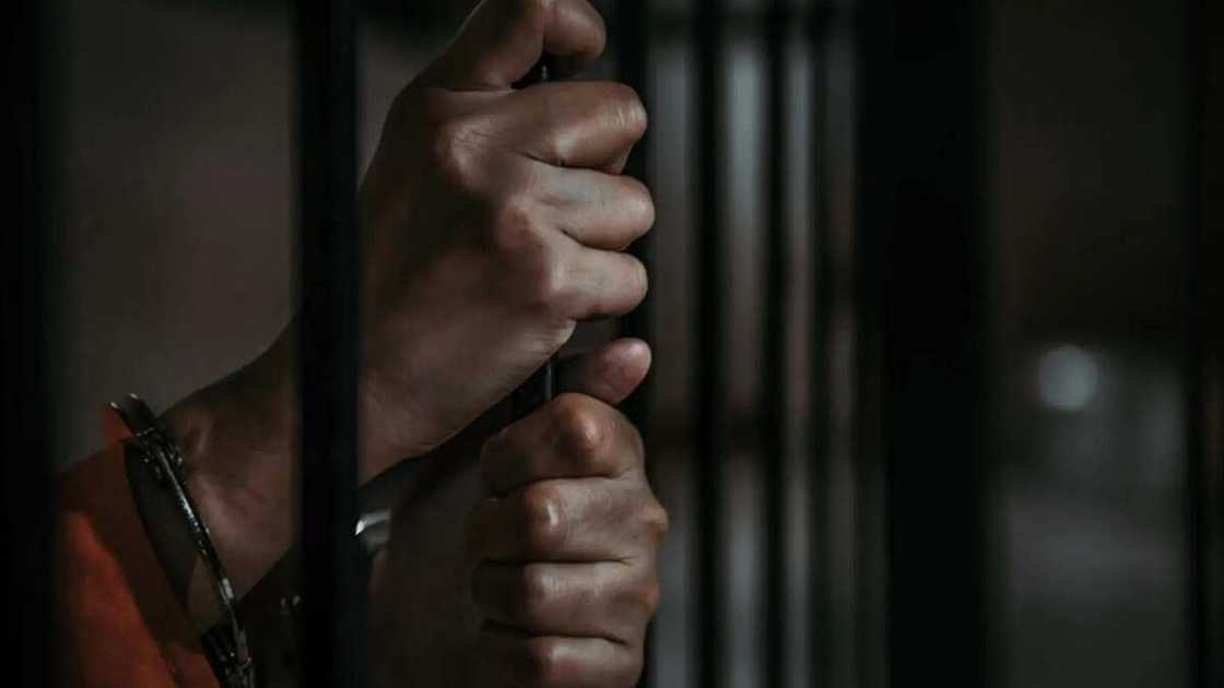 Wani matashi ɗan shekara 21 da ake zargin 'ɗan ƙwaya' ne ya kashe mahaifinsa da duka a Kogi Wani matashi ɗan shekara 21 da ake zargin 'ɗan ƙwaya' ne ya kashe mahaifinsa da duka a Kogi