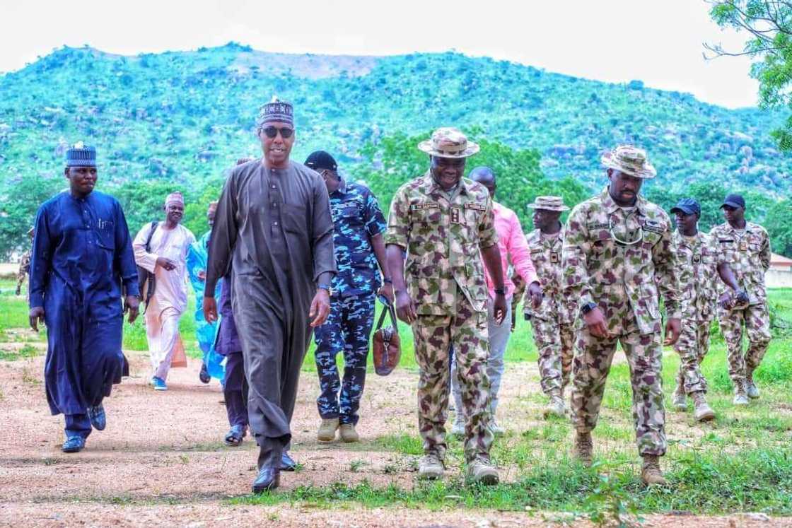 Gwamna Zulum Tare da Sojoji Gwamna Zulum Tare da Sojoji