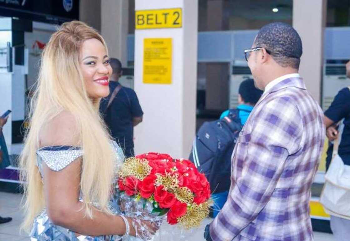 Man surprises girlfriend with a marriage proposal at Asaba airport Man surprises girlfriend with a marriage proposal at Asaba airport