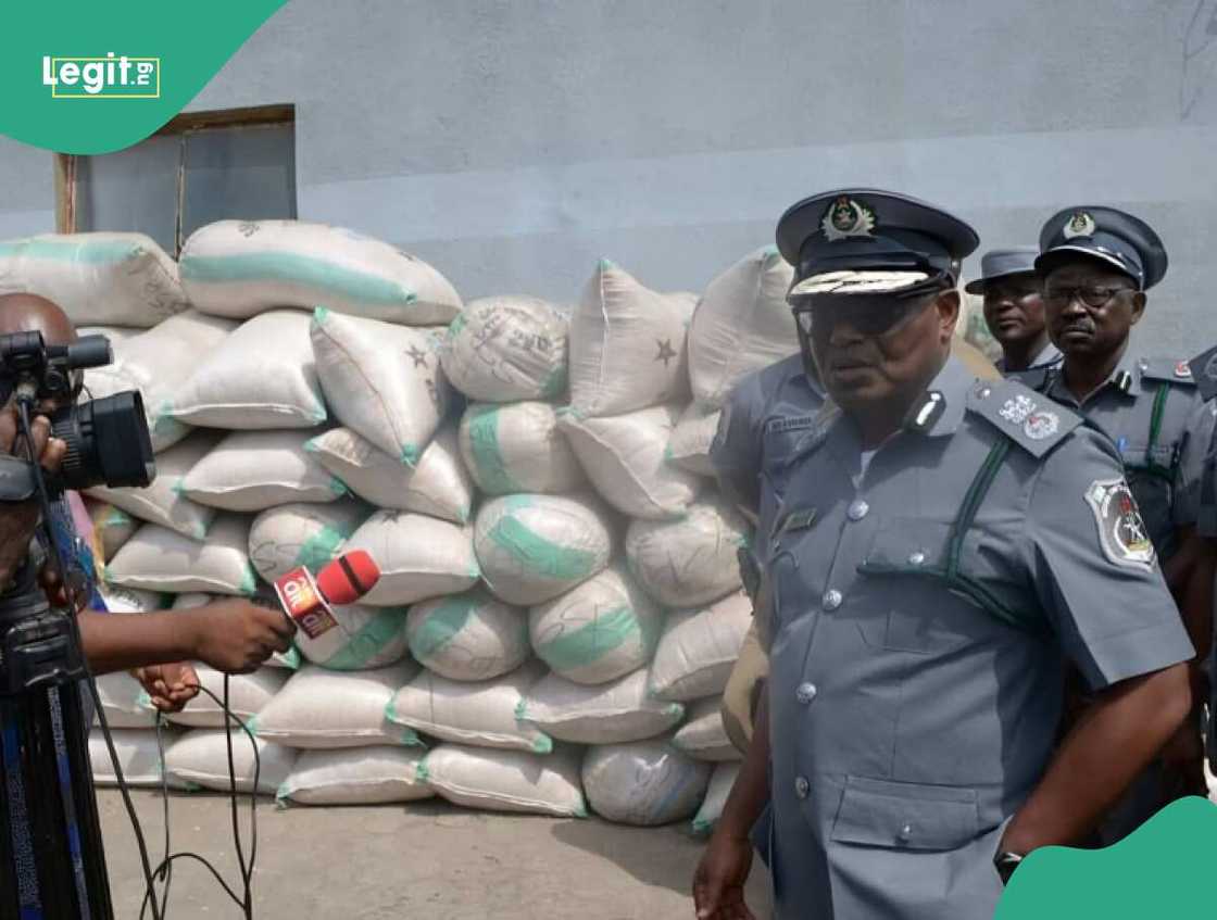 Kwastam ta dakile wata babbar mota makare da buhunan kayan abinci Kwastam ta dakile wata babbar mota makare da buhunan kayan abinci