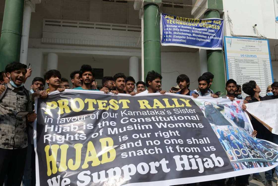 Duk da rufe makarantu, har yanzu ana cigaba da zanga-zanga kan Hijabi Duk da rufe makarantu, har yanzu ana cigaba da zanga-zanga kan Hijabi