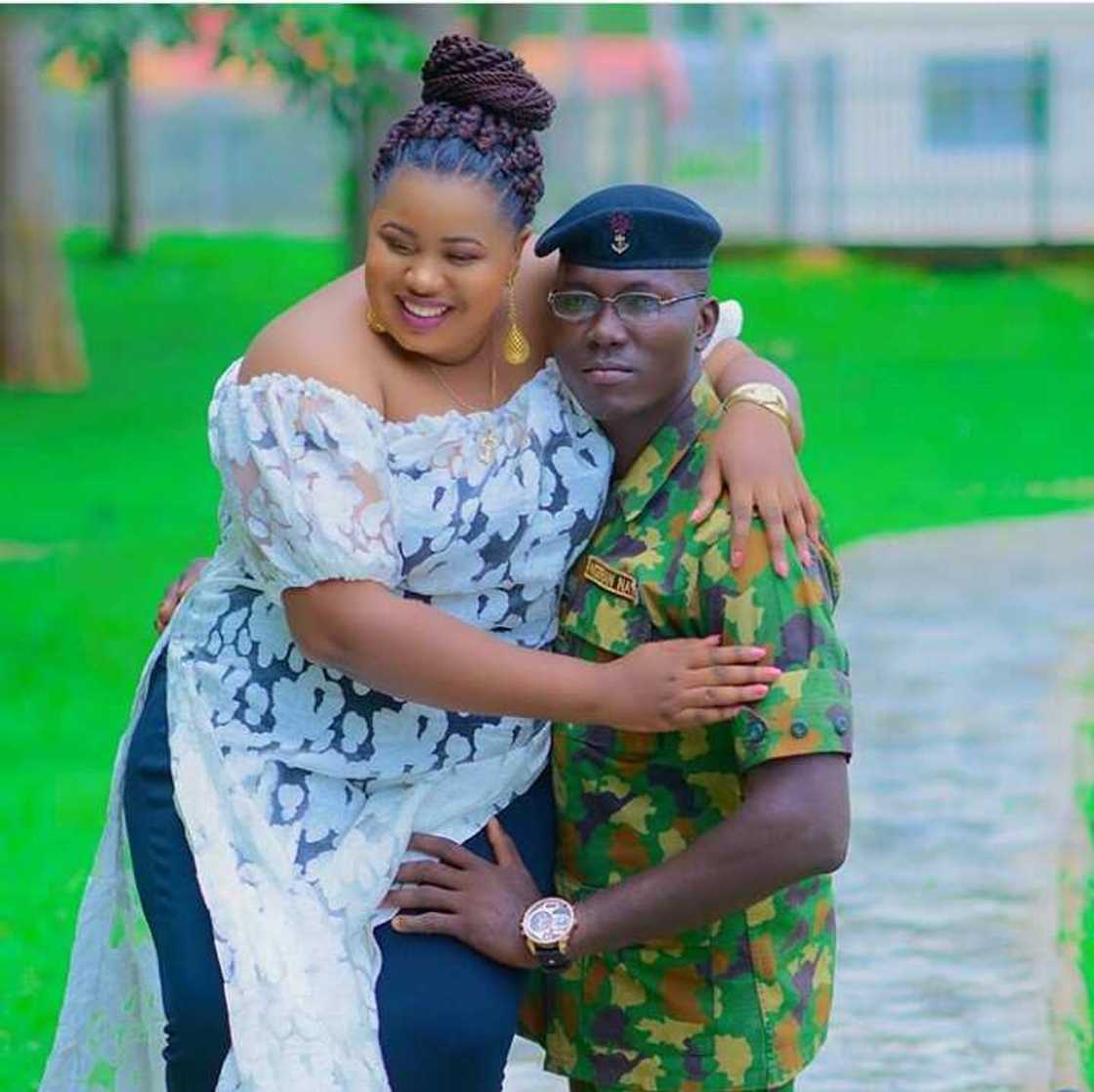 Hotunan kafin aure na wani sojan Najeriya sun jawo cece-kuce Hotunan kafin aure na wani sojan Najeriya sun jawo cece-kuce